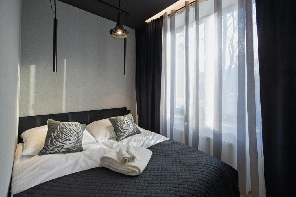 Sypialnia z łóżkiem małżeńskim